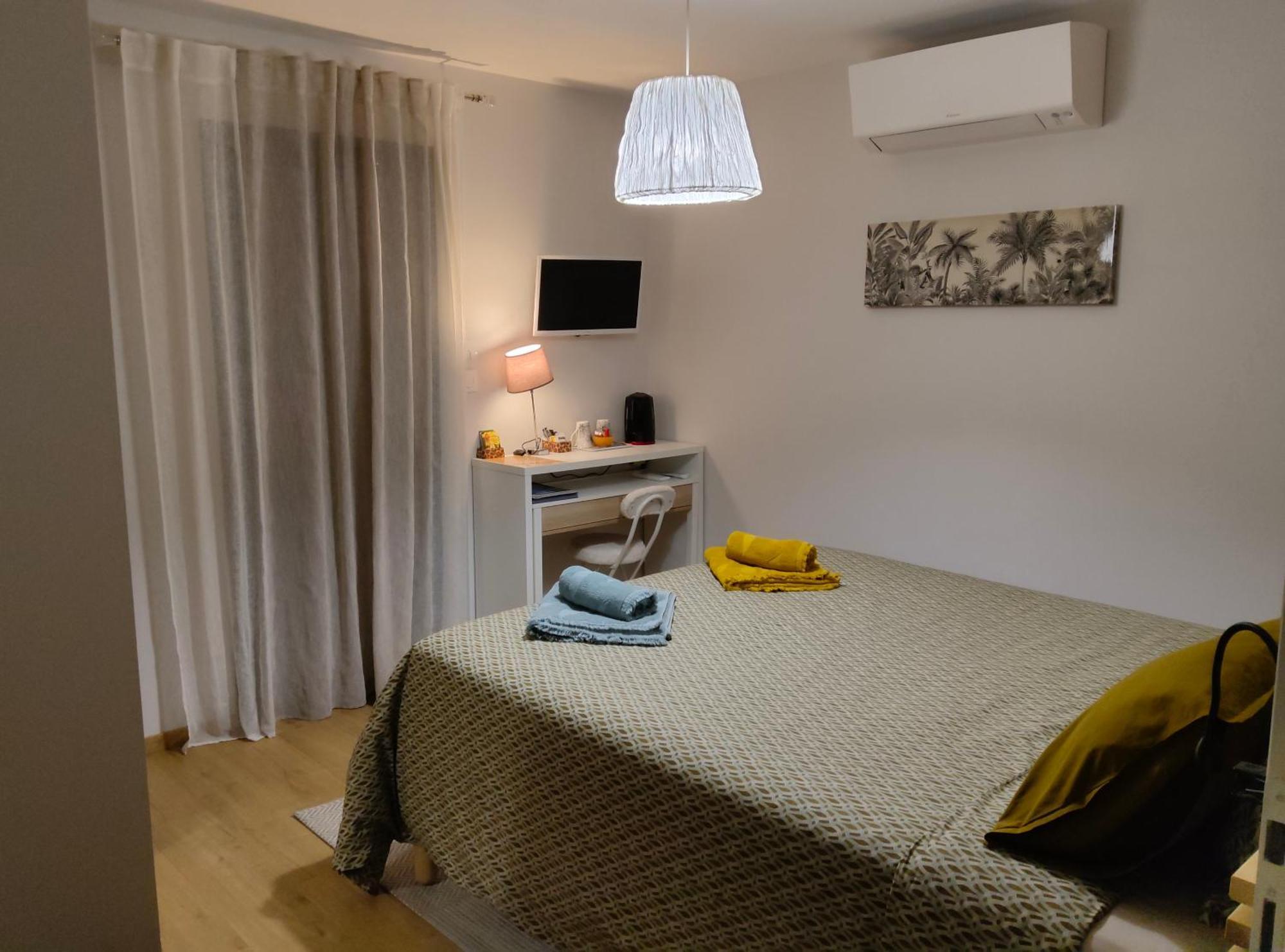 Du Cote De Chez Paule, Chambre Avec Entree Independante Et Salle D'Eau Privative Séméac Eksteriør bilde
