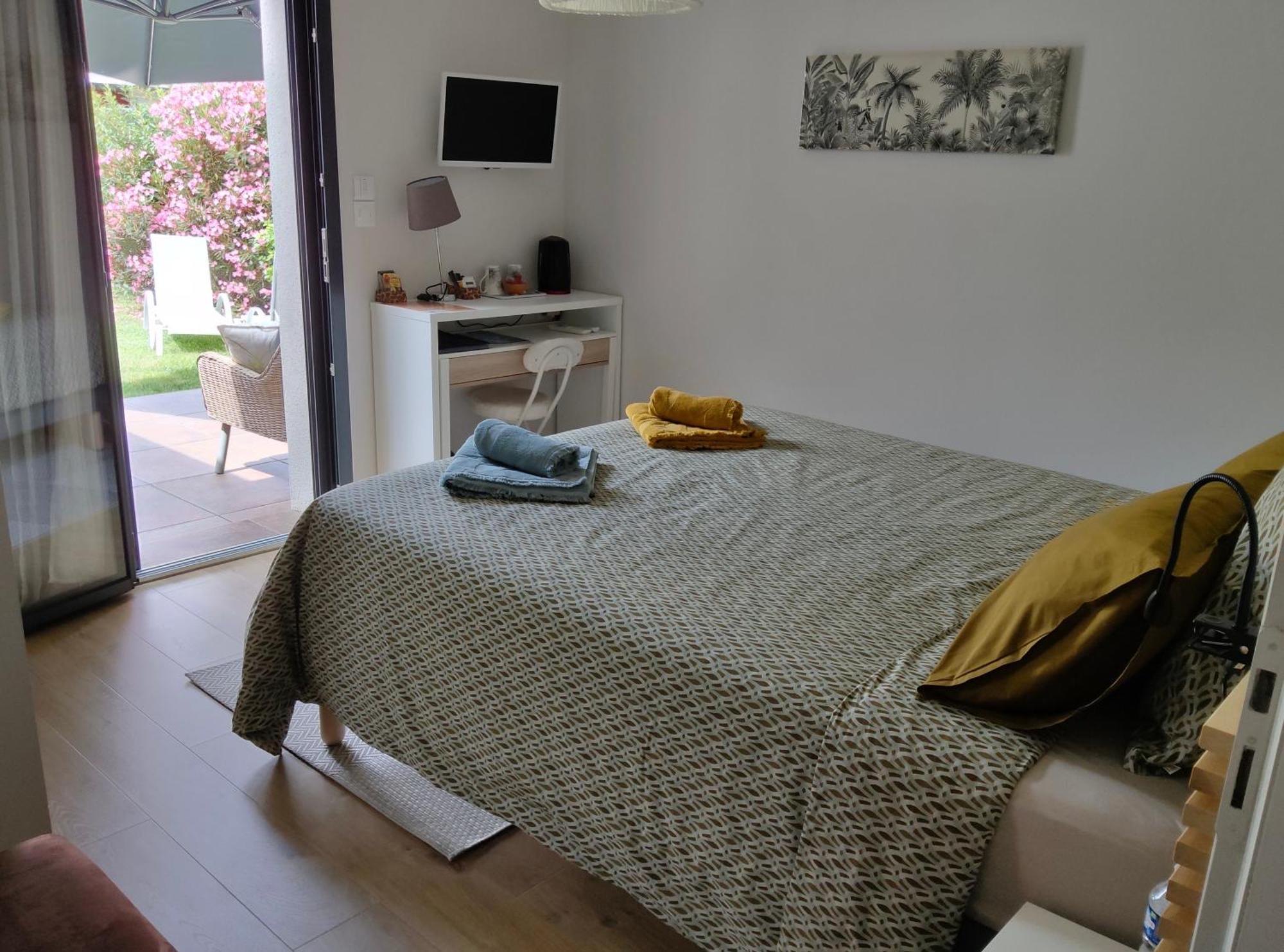 Du Cote De Chez Paule, Chambre Avec Entree Independante Et Salle D'Eau Privative Séméac Eksteriør bilde